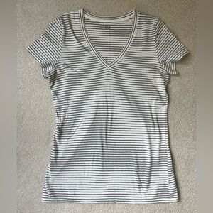 Women’s Gap V Neck T-shirt